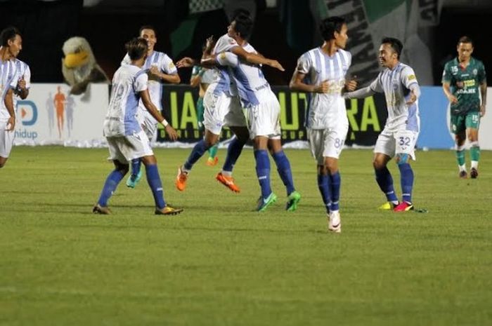 Para pemain PSIS Semarang merayakan gol penyama ke gawang tuan rumah PSS Sleman pada uji coba di Stadion Maguwoharjo, Sabtu (10/6/2017) malam. 