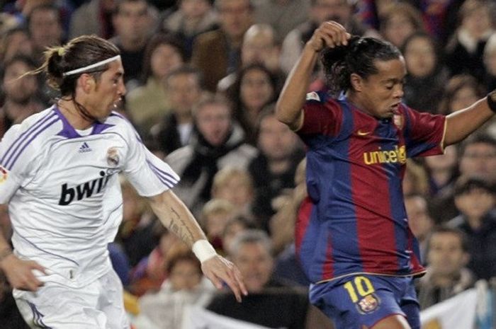  Bek Real Madrid, Sergio Ramos, menjaga penjagaan gelandang kreatif Barcelona, Ronaldinho, di laga yang berlangsung pada 23 Desember 2007. 