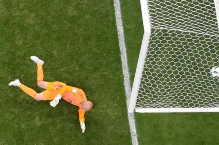 Kiper timnas Argentina, Willy Caballero, gagal mencegah bola masuk ke gawangnya dalam partai kontra Kroasia di Grup D Piala Dunia 2018 di Stadion Nizhny Novgorod, 21 Juni 2018. 