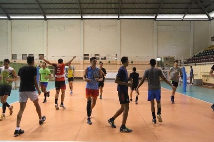 Suasana latihan Timnas voli putra Indonesia yang menjalani latihan persiapan SEA Games 2017 di Padepokan voli, Sentul, Bogor, Jawa Barat, Kamis (1/6/2017).