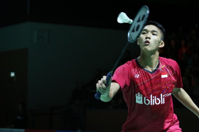 Pebulu tangkis tunggal putra nasional, Jonatan Christie, mengembalikan shuttlecock dari lawannya, Kenta Nishimoto (Jepang), pada laga perempat final turnamen Jerman Terbuka 2018 yang berlangsung di Innogy Sporthalle, Mulheim an der Ruhr, Jerman, Jumat (9/3/2018).