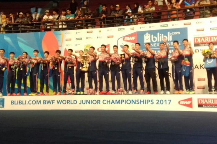 Wakil China berfoto setelah menang di partai beregu Kejuaraan Dunia Bulu Tangkis Junior 2017, Sabtu (14/10/2017). China berhasil menang 3-1 atas Malaysia di partai puncak.