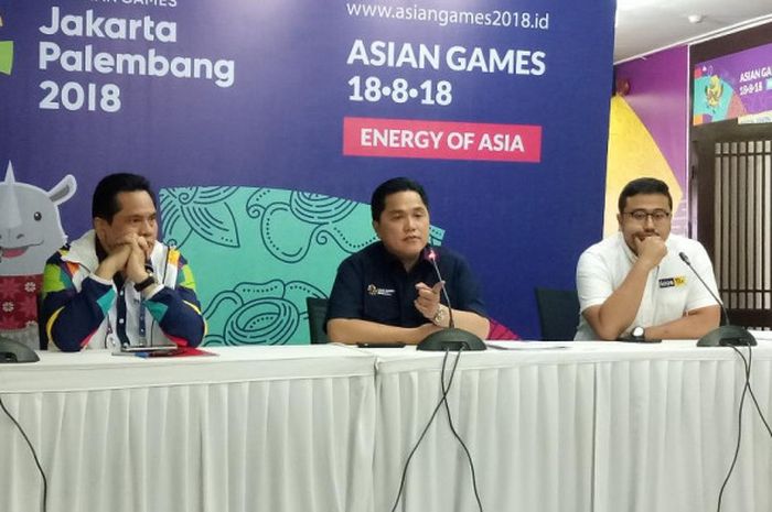 Ketua Inasgoc, Erick Thohir (tengah), dalam acara konferensi pers di Inasgoc Headquarter pada Kamis (9/8/2018)