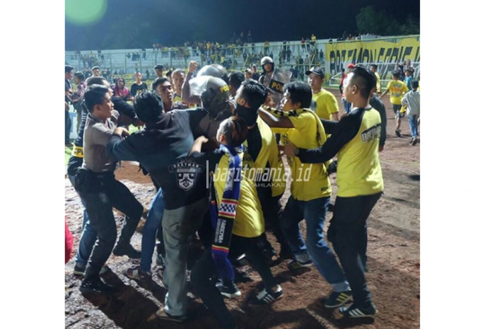 suporter barit putera jadi bulan-bulanan aparat di laga melawan Arema FC pada Rabu (23/8/2017) di Stadion 17 Mei, Banjarmasin