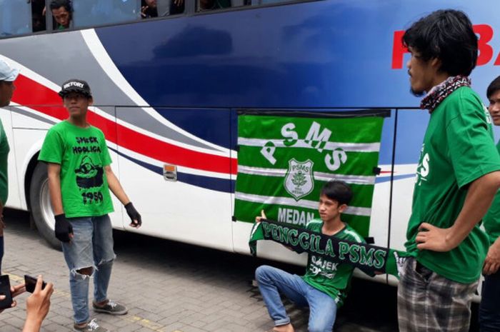 Sejumlah suporter Smeck Hooligan Jabodetabek saat beristirahat sejenak di Rest Area 47 Tol Jakarta Cikampek, Selasa (28/11/2017)