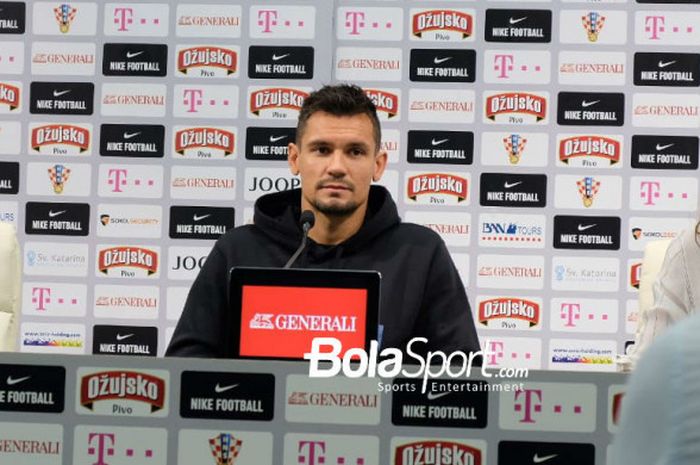 Bek timnas Kroasia, Dejan Lovren, berbicara dalam sesi konferensi pers di Roshchino Arena, Roshchino, Rusia, Minggu (24/6/2018).