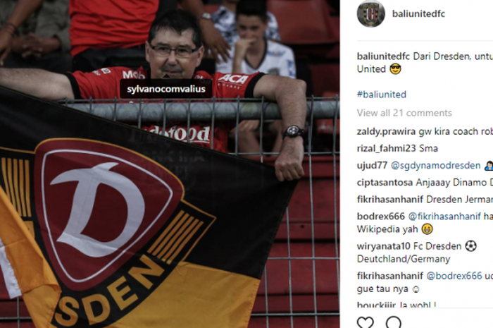 Seorang Suporter Asing Membentangkan Bendera Dynamo Dresden Pada Laga Bali United VS PSM Makassar di Stadion Kapten I Wayan Dipta, Bali, MInggu 23 JUli 2017.