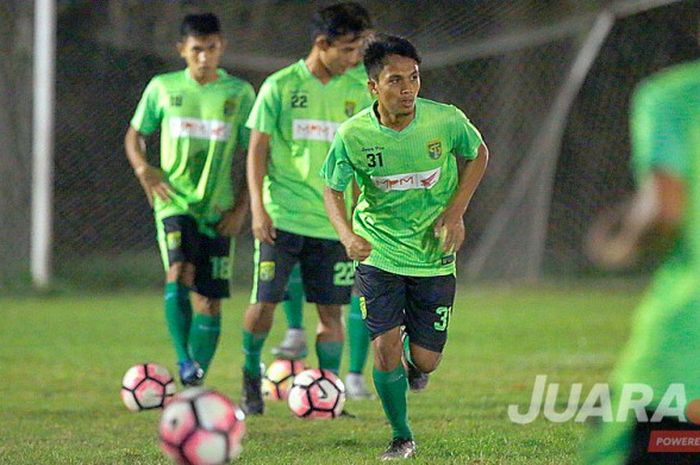 Pemain Persebaya melakukan gim malam hari selama TC di Bali.