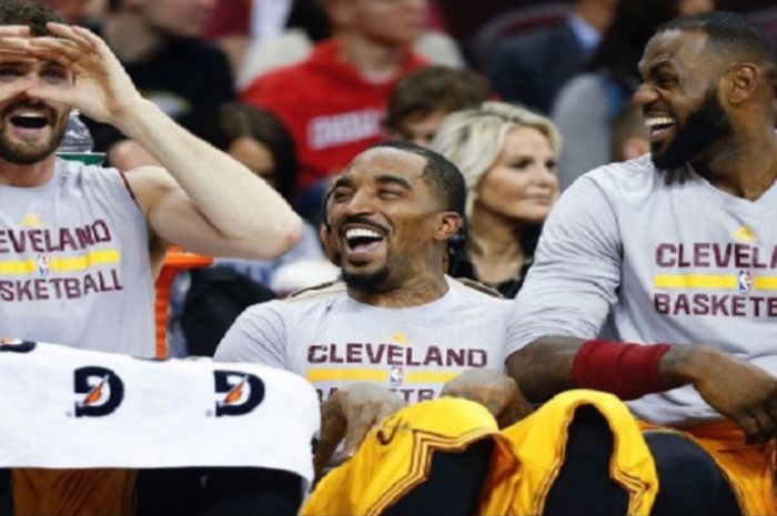 (dari ki-ka) Kevin Love, JR Smith, dan LeBron James saat menjalani sebuah pertandingan pada NBA musim lalu.