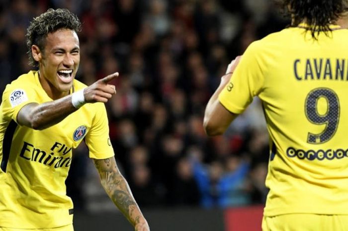 Penyerang Paris Saint-Germain, Neymar, merayakan golnya ke gawang Guingamp dalam lanjutan Liga Prancis di Stadion Roudourou, 13 Agustus 2017.