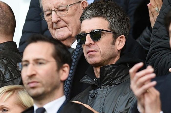 Noel Gallagher berada di tribune Stadion Etihad, Manchester, menyaksikan duel Liga Inggris antara Manchester City kontra Arsenal, 5 November 2017.