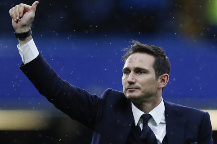 Ekspresi gelandang legendaris Chelsea dan tim nasional Inggris, Frank Lampard, saat memberikan salam kepada fan pada jeda laga Liga Inggris 2016-2017 menghadapi Swansea City di Stadion Stamford Bridge, London, Inggris, pada 25 February 2017.