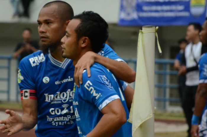 Dua pemain senior Persib Bandung yakni Supardi Nasir (kiri) dan Atep saat merayakan gol ke gawang Arema di Stadion Gelora Bandung Lautan Api, Kamis (13/9/2018).