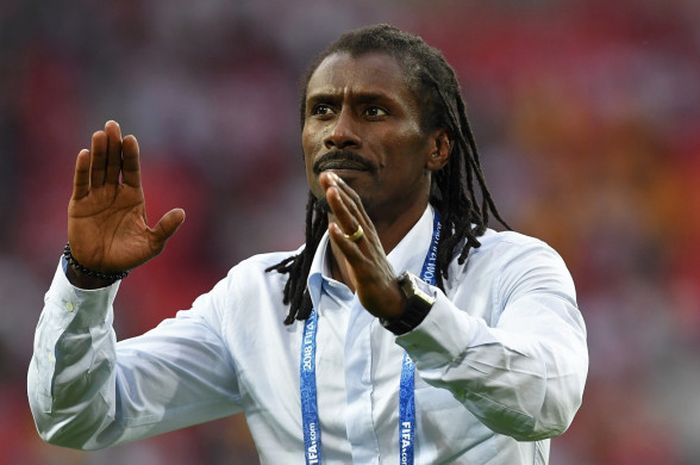 Pelatih Timnas Senegal, Aliou Cisse, merayakan kemenangan timnya atas Polandia di Grup H Piala Dunia.