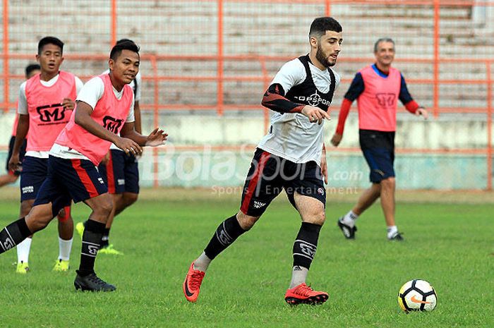 Pemain Madura United, Nuruddin Davronov, berlatih sambil mengenakan alat GPS Sport dalam sesi latihan rutin di Stadion Gelora 10 November Surabaya, Jawa Timur, Rabu (02/05/2018) sore.