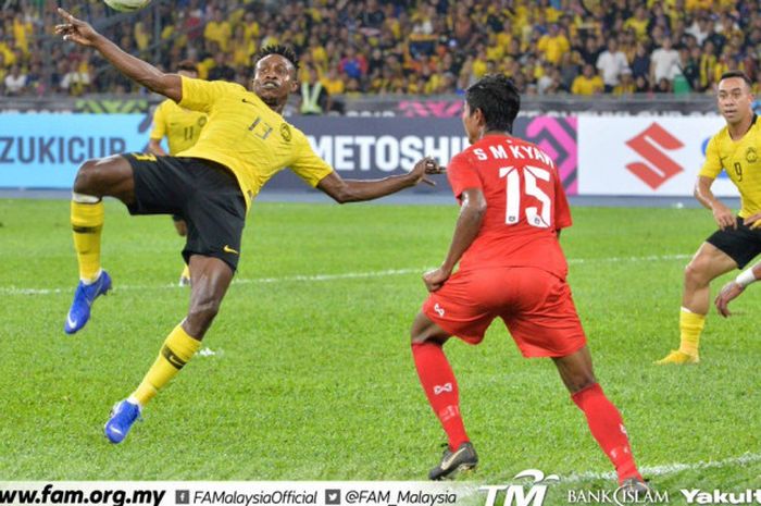 Aksi pemain Malaysia, Sumareh saat laga melawan Myanmar dalam laga Piala AFF 2018 grup A di Stadion Bukit Jalil, Kuala Lumpur, Sabtu (24/11/2018).