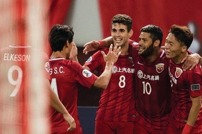 Duo Brasil milik Shanghai SIPG, Oscar (8) dan Hulk (10) merayakan gol mereka ke gawang FC Seoul pada laga kelima Grup F Liga Champions Asia 2017 di Stadion Shanghai, Rabu (26/4/2017). 