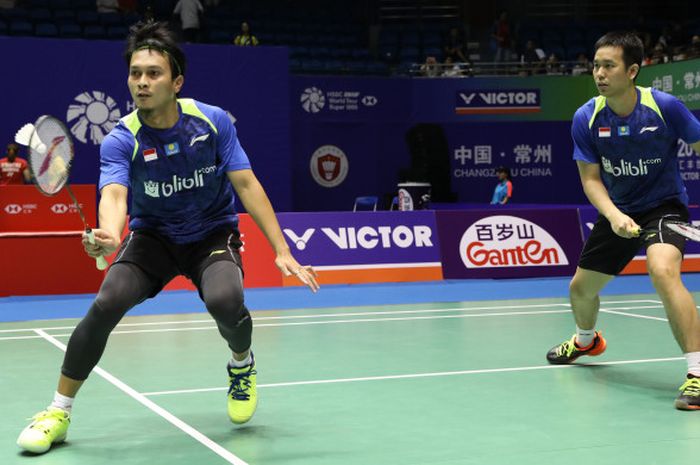 Pasangan ganda putra Indonesia, Mohammad Ahsan (kanan)/Hendra Setiawan, saat menjalani laga melawan wakil tuan rumah, Liu Cheng/Zhang Nan, pada babak kesatu China Open 2018 yang berlangsung di Changzhou, Rabu (19/8/2018).