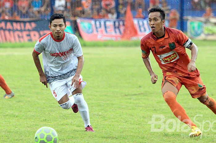 Pemain Persibo Bojonegoro, Khabib Sukron, saat tampil melawan Indonesian Soccer dalam pertandingan persahabatan di Stadion Letjen H Soedirman Bojonegoro, Jawa Timur, (26/11/2017).