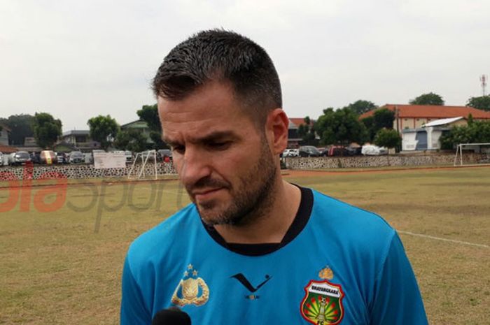 Pelatih Bhayangkara FC, Simon Mcmenemny