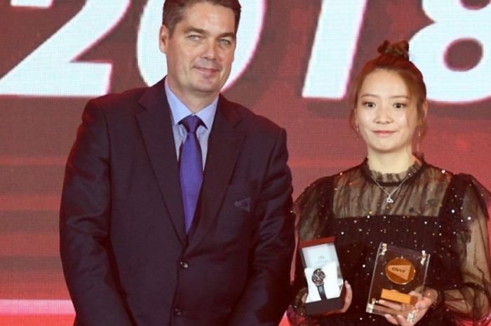 Presiden BWF, Poul-Erik Høyer Larsen, memberikan penghargaan Female Player of the Year 2018 kepada Huang Yaqiong (China) pada gala dinner BWF World Tour Finals 2018, Senin (10/12/2018), di Guangzhou, China.