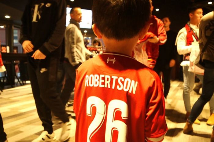 Fan cilik asal Hongkong, Jerron Bennett Leung, mendapatkan jersey gratis dari Liverpool.