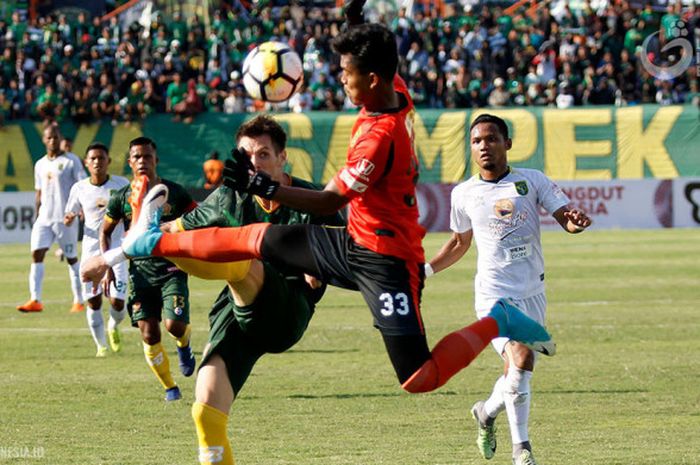 PS Tira Vs Persebaya Surabaya, di Stadion Sultan Agung Bantul, Jumat (13/4/2018).