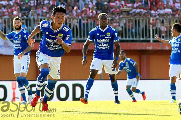  Pemain belakang Persib Bandung, Henhen Herdiana, mengejar bola saat tampil melawan Madura United pada laga pekan ketujuh Liga 1 2018 di Stadion Gelora Ratu Pamellingan Pamekasan, Jawa Timur, Jumat (04/05/2018) sore.   