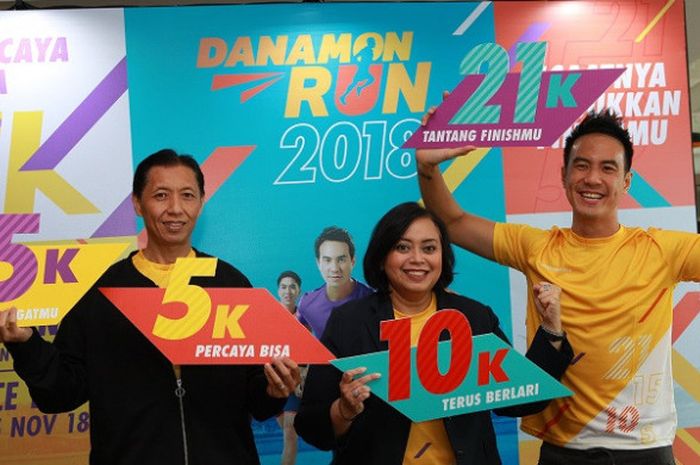 Paulus Budihardja – Acting Chief Marketing Officer Bank Danamon, Michellina Triwardhany – Wakil Direktur Utama Bank Danamon dan Daniel Mananta – Brand Ambassador Bank Danamon pada saat press conference Danamon Run 2018 di Jakarta.