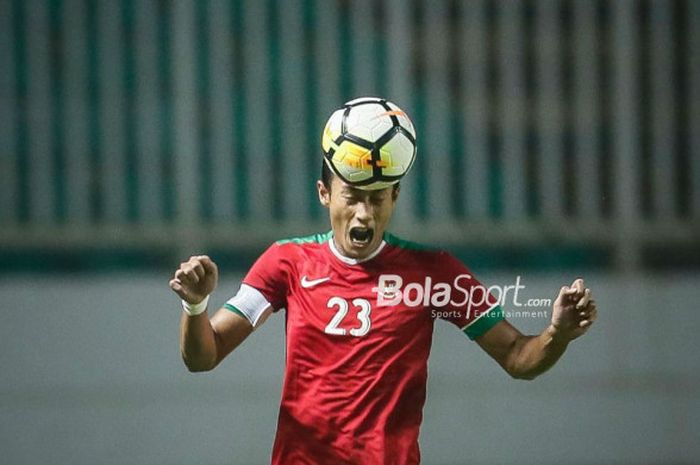   Bek Timnas U-23 Indonesia,Hansamu Yama, menyundul bola pada laga PSSI Anniversary Cup 2018 kontra Bahrain di Stadion Pakansari, Bogor, Jumat (27/4/2018)    