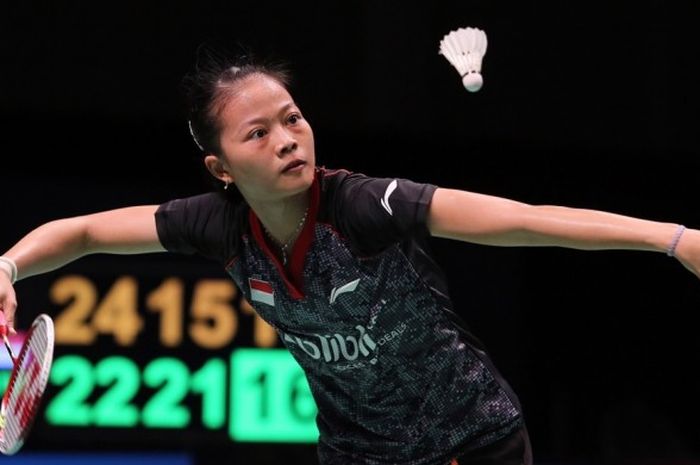 Pebulu tangkis tunggal putri nasional, Fitriani, melepas servis saat menjalani pertandingan melawan Mia Blichfeldt (Denmark) pada laga partai keempat babak penyisihan grup 1D Piala Sudirman di Carrara Indoor Sports Stadium, Gold Coast, Australia, Rabu (24/5/2017). Fitriani menang dengan skor 22-24, 21-15, 21-14.