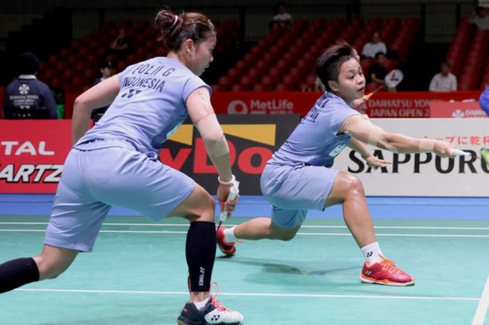 Pasangan ganda putri Indonesia, Greysia Polii/Apriani Rahayu, saat menjalani laga melawan Misaki Matsutomo/Ayaka Takahashi (Jepang) pada babak kedua turnamen Jepang Terbuka di Tokyo Metropolitan Gymnasium, Kamis (21/9/2017). Greysia/Apriani kalah dengan skor 15-21, 21-12, 15-21.