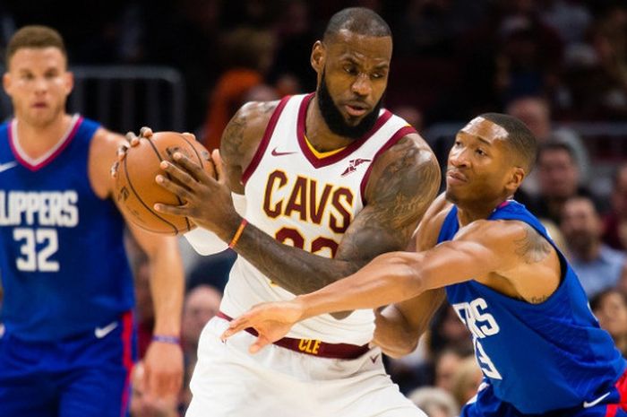 Small forward Cleveland Cavaliers, LeBron James, berupaya mempertahan bola dari pemain LA Clippers pada lanjutan NBA 2017-2018, di Quickens Loan Arena, Jumat (17/11/2017) waktu setempat.