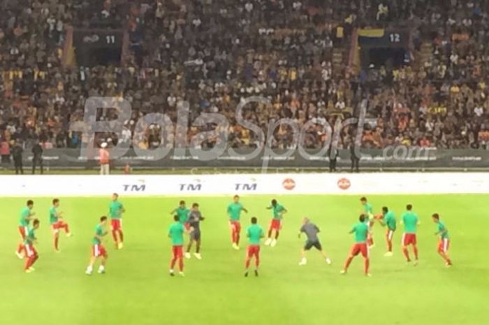 Timnas U-22 Indonesia melakukan pemanasan di Stadion Shah Alam menjelang duel semifinal melawan Malaysia, Sabtu (26//8/2017).