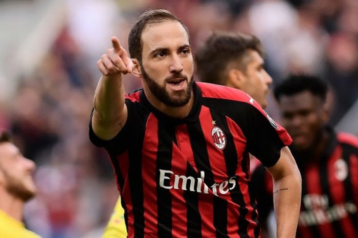 Gonzalo Higuain rayakan gol AC Milan ke gawang Chievo di San Siro, 7 Oktober 2018. 