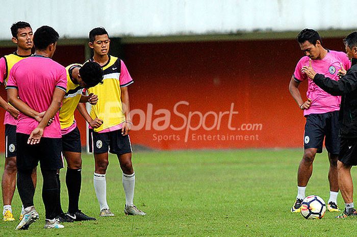 Pelatih PSS Sleman, Herry Kiswanto, memberi arahan kepada pemain dalam sesi latihan.