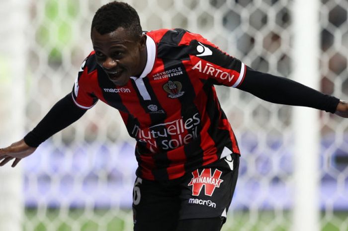 Selebrasi gelandang OGC Nice, Jean Michael Seri, seusai mencetak gol ke gawang Toulouse dalam pertandingan Liga Prancis 2016-2017 di Stadion Allianz Riviera, Nice, Prancis, pada 4 Desember 2016.