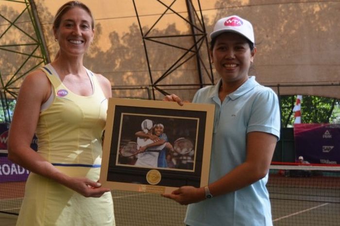 Mantan petenis Indonesia, Yayuk Basuki, menerima foto kenang-kenangan dari Wakil Presiden WTA Melissa Pine pada acara coaching clinic WTA Future Stars di Akademi Tenis Yayuk Basuki miliknya di Bulungan, Jakarta Selatan, Sabtu (23/7/2016). Yayuk jadi salah satu duta PON 2016 Jabar.