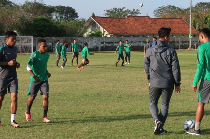 Todd Rivaldo Ferre (kiri) dan Saddil Ramdani (kanan) didampingi tim fisioterapi dalam latihan rutin timnas U-19 Indonesia di Stadion Jenggolo, Jumat (6/7/2018).