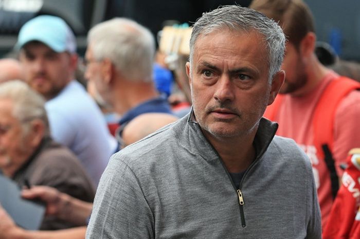  Ekspresi pelatih Manchester United, Jose Mourinho, sebelum dimulainya laga Liga Inggris kontra Burnley di Stadion Turf Moor, Burnley pada 2 September 2018. 