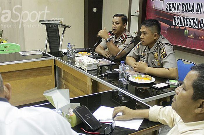 Kapolres Palembang, Kombes Wahyu Bintono Hari Bawono memimpin rapat persiapan pengaman Pertandingan Sriwijaya FC pada Liga 1 Gojek Traveloka di Stadion Bumi Sriwijaya.