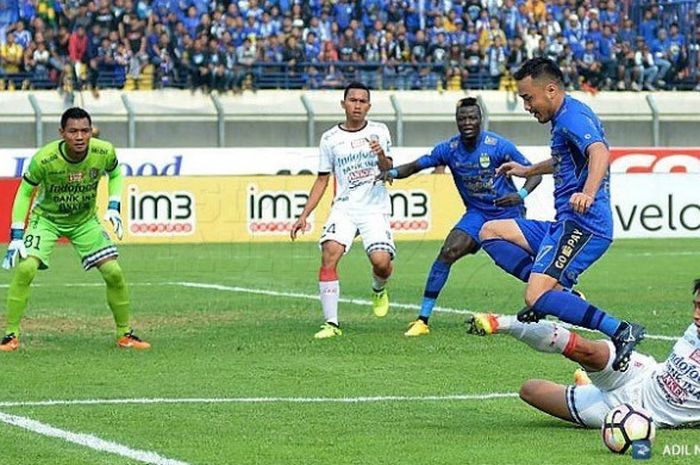 Persib Bandung kontra Bali United.