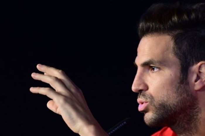 Gelandang Spanyol, Cesc Fabregas, berbicara dalam konferensi pers di Saint Martin de Re's stadium, Prancis, 18 Juni 2016.