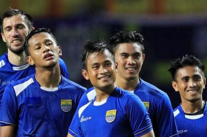  Bek M Agung Pribadi (tengah depan) dalam latihan Persib di Stadion Wibawa Mukti, Kabupaten Bekasi, pertengahan Maret 2016. Agung tak jadi gabung Persela dengan status pinjaman.   