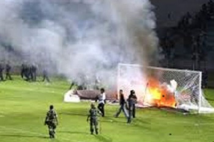 Tragedi 16 Januari 2008, Aremania rusak Stadion Brawijaya, Kediri.