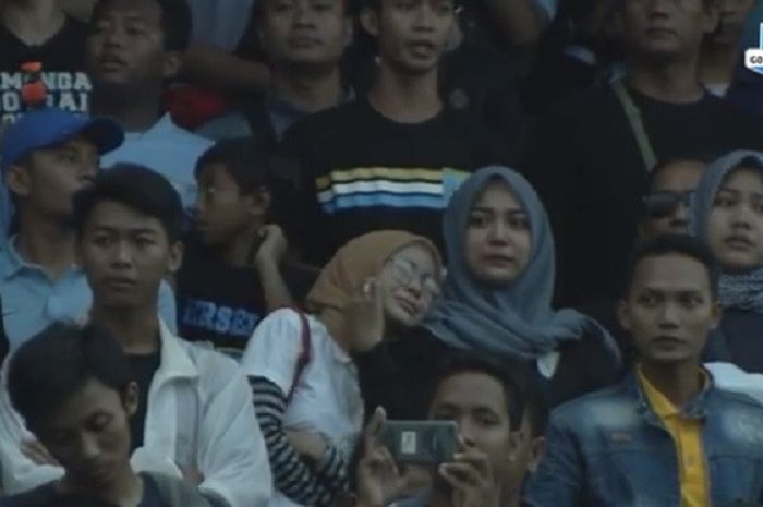 Suporter Persela Lamongan menangis dalam acara pelepasan jersey Choirul Huda di Stadion Surajaya, Minggu (22/10/2017)