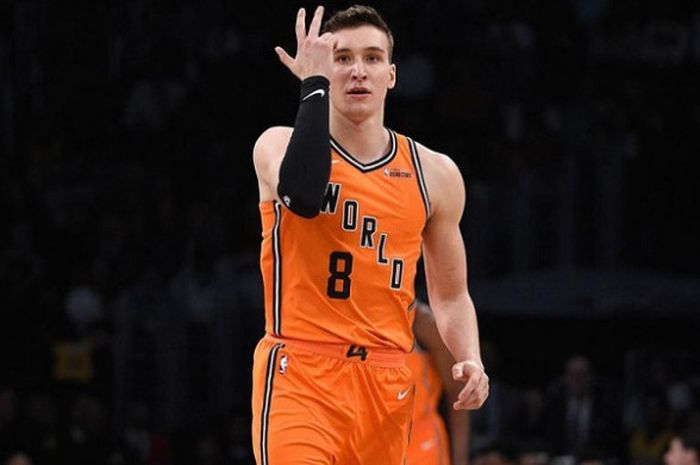 Pemain Sacramento Kings, Bogdan Bogdanovic, saat membela Team World pada laga NBA Rising Stars Challenge 2018 yang digelar Jumat (16/2/2018) malam waktu Amerika Serikat.