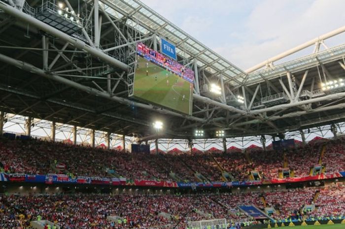 Jumbotron di Stadion Spartak menayangkan aksi pertandingan Polandia vs Senegal, Selasa (19/6/2018).