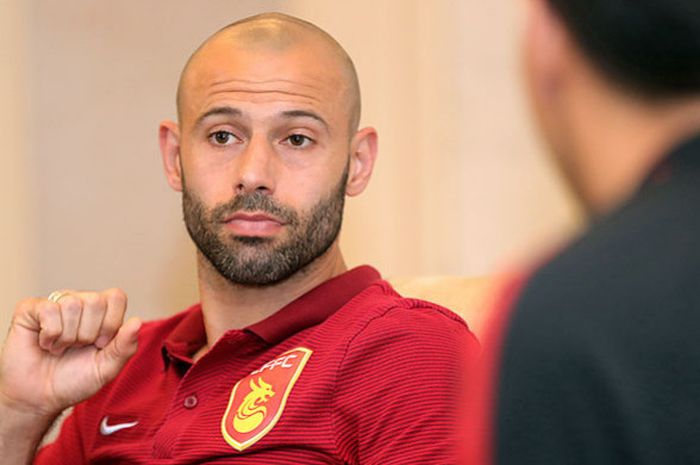 Pemain Hebei China Fortune asal Argentina, Javier Mascherano, saat menerima wawancara media pada 1 Maret 2018.