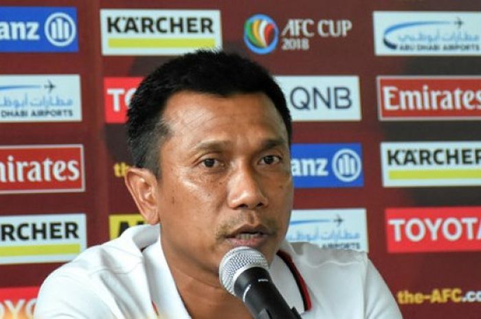 Pelatih Bali United, Widodo Cahyono Putro saat berbicara kepada wartawan di acara press conference di Maya Hotel Sanur, Senin (12/2/2018).